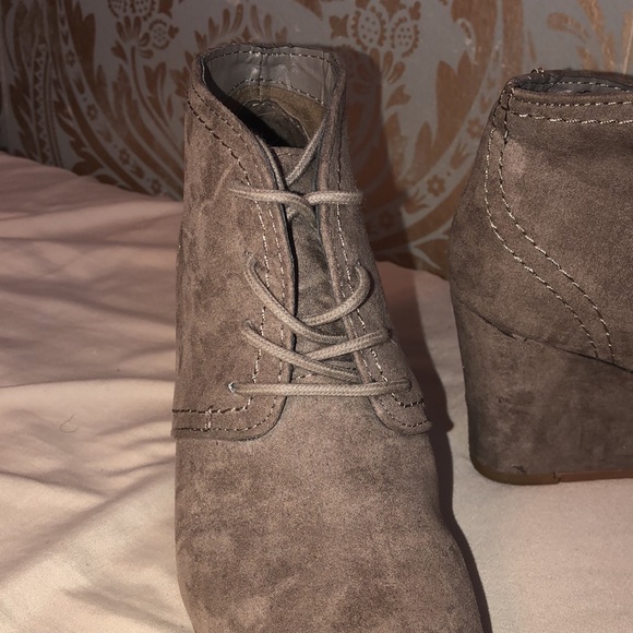 💙 Size 6 Arizona brand wedge booties - Picture 2 of 4